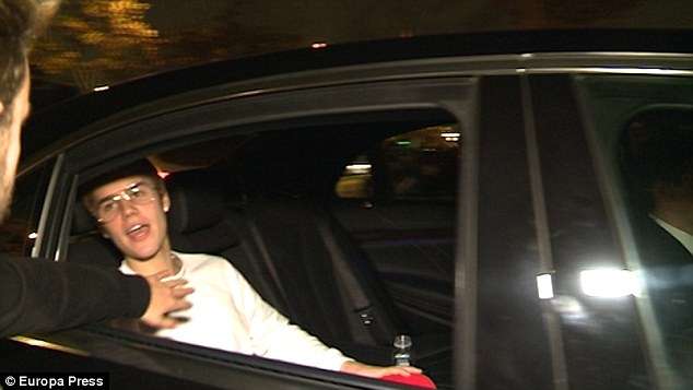 3AAB921700000578-3962664-Arrival_Justin_Bieber_was_caught_on_camera_reportedly_punching_a-a-8_1479864060707 (1).jpg