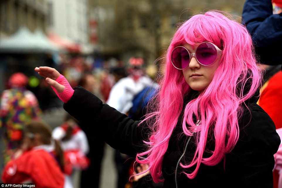 30F8100900000578-3437253-A_girl_with_a_coloured_wig_takes_part_to_the_annual_carnival_par-a-4_1454950795685.jpg