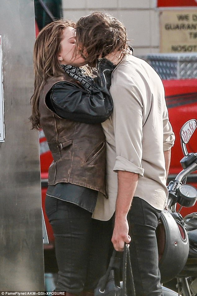 3F5AACB800000578-4423564-Cheeky_Lady_Gaga_and_Bradley_Cooper_were_spotted_kissing_on_the_-a-5_1492568771659.jpg