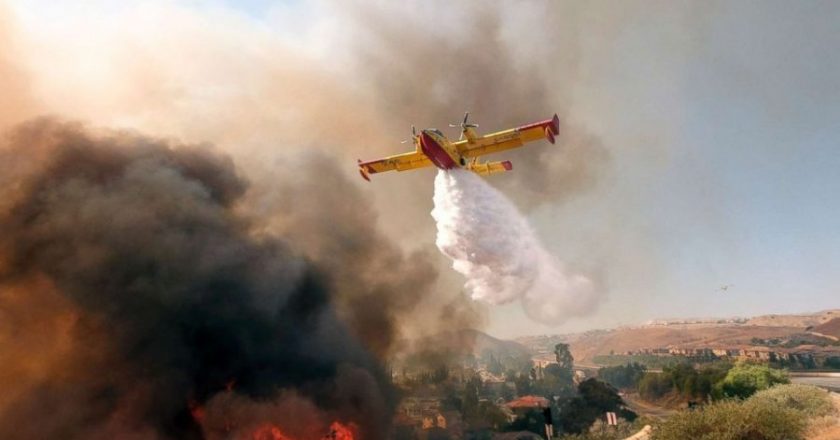 Самолет тушит пожар. Тушение лесных пожаров с воздуха. Пожарные тушат самолет. Самолет тушит огонь. Пожар в самолете.