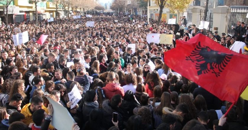 Studentët Ramës: I refuzojmë negociatat, plotësoni kërkesat tona ose do rrëzojmë ministrinë