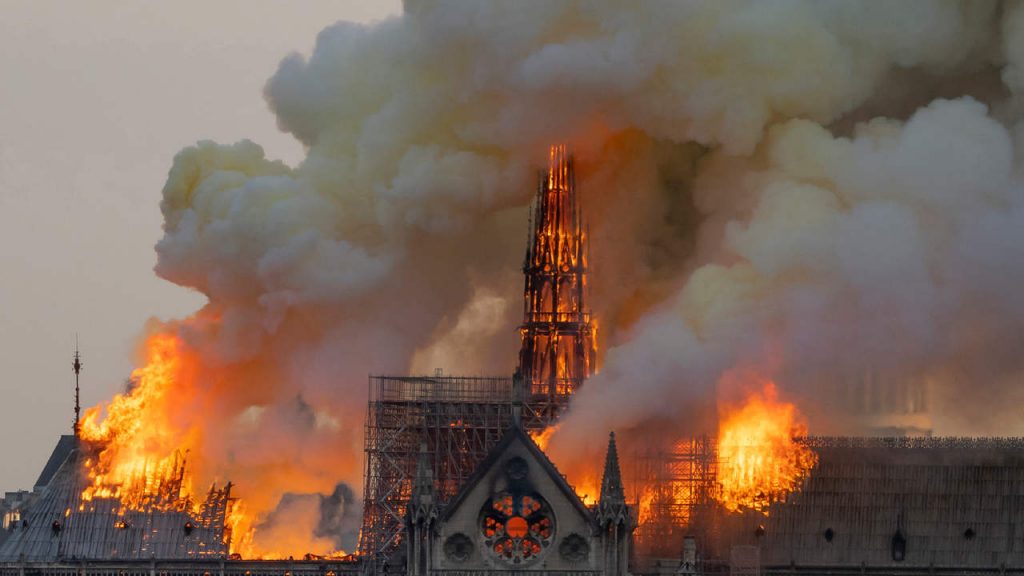 Rezultate imazhesh pÃ«r Katedralja e Notre Dame djegia