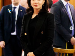 Elisa Spiropali në pozicion presidencial