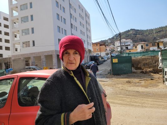 Evelina Zguro viziton pothuajse çdo ditë kantierin e ndërtimit në Vorë, ku sapo është hapur gropa e pallatit të saj. Foto: Esmeralda Keta/ BIRN