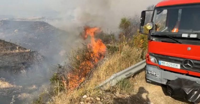 Zjarr në Karaburun, zjarrfikësit shkojnë me gomone të shuajnë flakët