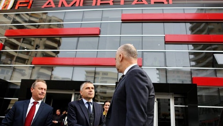 Edi Rama duke shtrenguar duart me biznesmenin Sinan Idrizi, aksioneri i Air Albania