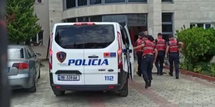 financave, policia, arrest, Tiranë, emigrantë, dy te mitur