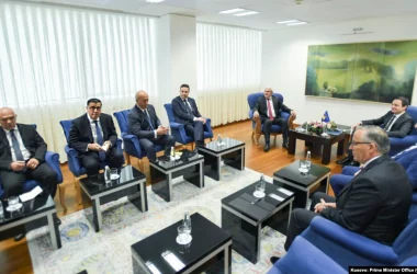 Kryeministri i Kosovës, Albin Kurti, gjatë takimit me liderët e opozitës