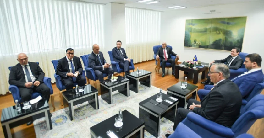 Kryeministri i Kosovës, Albin Kurti, gjatë takimit me liderët e opozitës