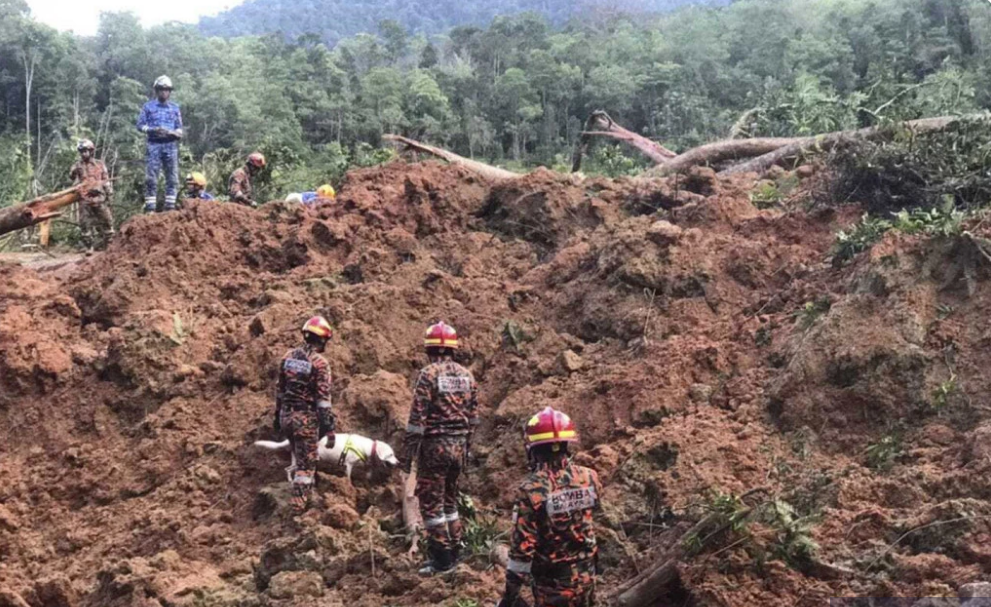 Të paktën 31 persona humbën jetën nga rrëshqitjet e dheut në Malajzi