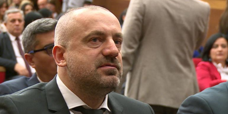 Britania vendos sanksione ndaj Milan Radoiçiqit e Zvonko Veselinoviqit
