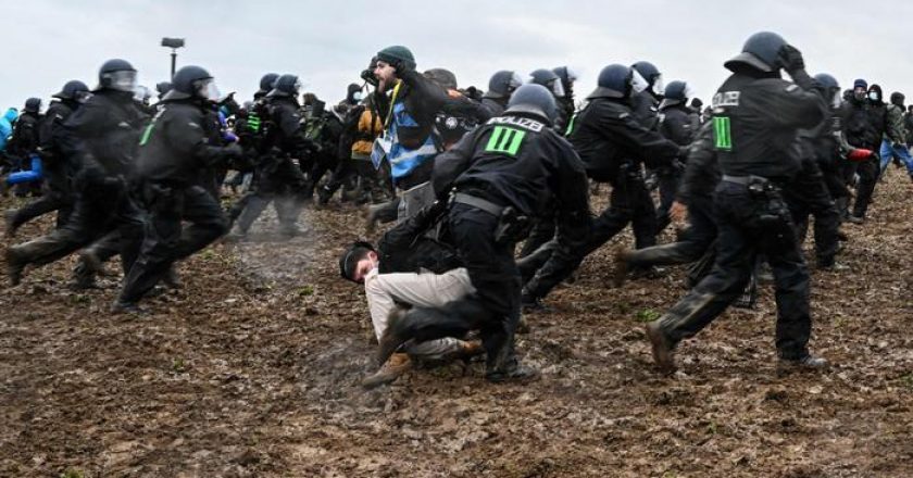 Fshati zbrazet për minierën e qymyrit, përplasje mes policisë dhe protestuesve
