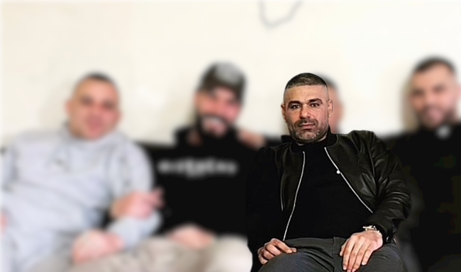 Safet Bajri në foto me miq pas lirimit nga burgu
