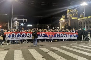 Në Beograd më 14 mars u mbajt edhe një protestë e djathtistëve serbë kundër propozimit evropian për normalizimin e raporteve midis Kosovës dhe Serbisë. Folësit para protestuesve u prezantuan si studentë nga fakultete të ndryshme të Universitetit të Beogradit dhe thanë se kjo ishte një “protestë demokratike”. Protestuesit mbanin simbole nacionaliste dhe të krahut të djathtë.