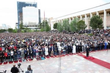 besimtarë falin namazin në sheshin 'Skënderbej'