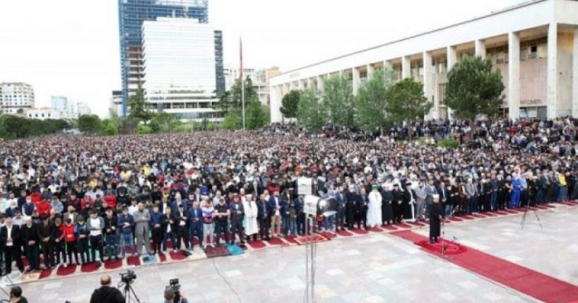 besimtarë falin namazin në sheshin 'Skënderbej'