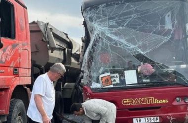 Aksident në Kosovë, autobusi me nxënësit që ktheheshin nga ekskursioni përplaset me kamionin