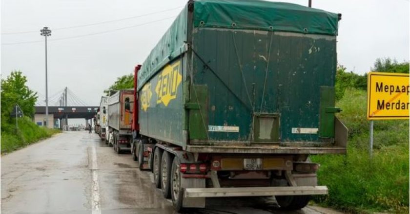 Kamionëve dhe autobusëve nga Kosova u pamundësohet lëvizja në Serbi