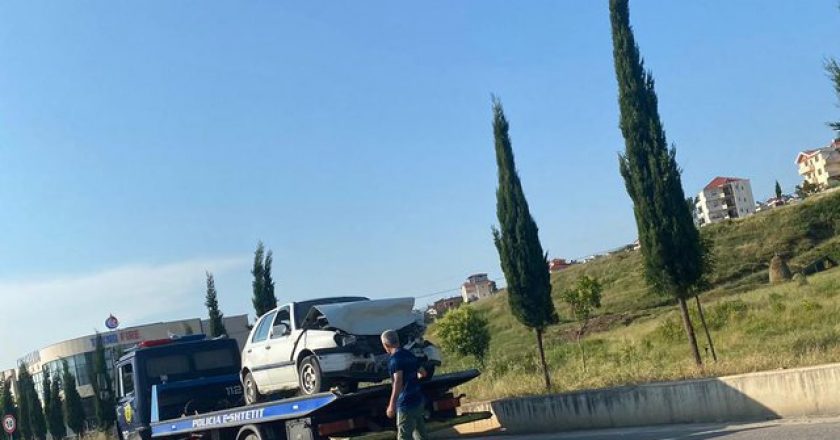 Përplasen tre makina në Tiranë, humb jetën në spital 40-vjeçari