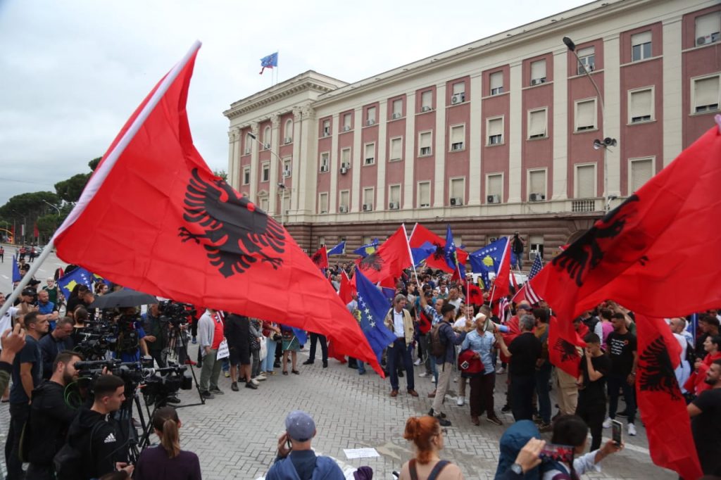 Protestë për Kosovën poshtë zyrës së Ramës: Mbështet pa kushte Albin Kurtin (FOTO)