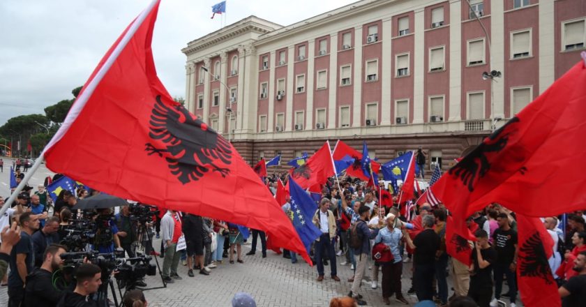 Protestë për Kosovën poshtë zyrës së Ramës: Mbështet pa kushte Albin Kurtin (FOTO)