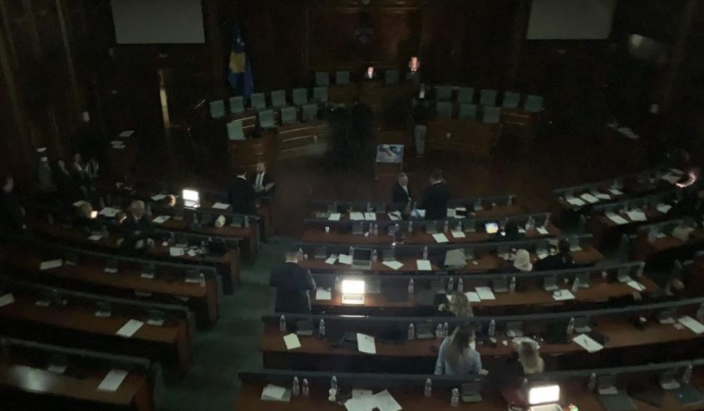 Bie rrufeja në Kuvendin e Kosovës