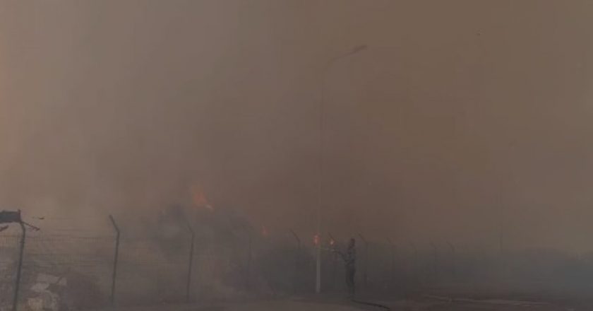 Zjarr masiv në Vlorë, merr flakë fusha e plehrave (VIDEO)