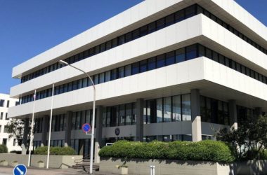 Islanda bëhet vendi i parë që mbyll ambasadën në Moskë