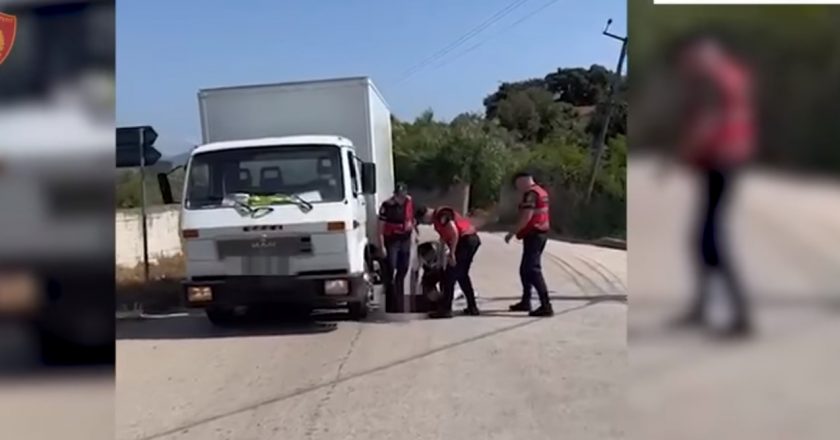 Transportonte me kamionçinë 33 klandestinë, arrestohet i riu në Sarandë