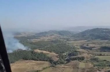 Zjarri në Fier, ndërhyrje edhe me helikopter (VIDEO)