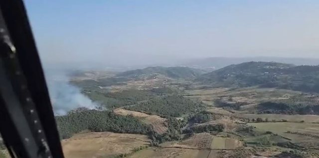 Zjarri në Fier, ndërhyrje edhe me helikopter (VIDEO)