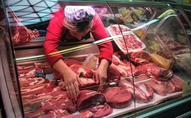 1 në 3 persona në Shqipëri nuk e përballon një vakt me mish