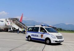 Ishin në kërkim, Interpol Tirana ekstradon 4 shtetas shqiptarë (Emrat)