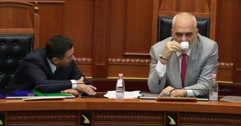 Edi Rama duke pire kafe ne parlament me Arben Ahmetajn