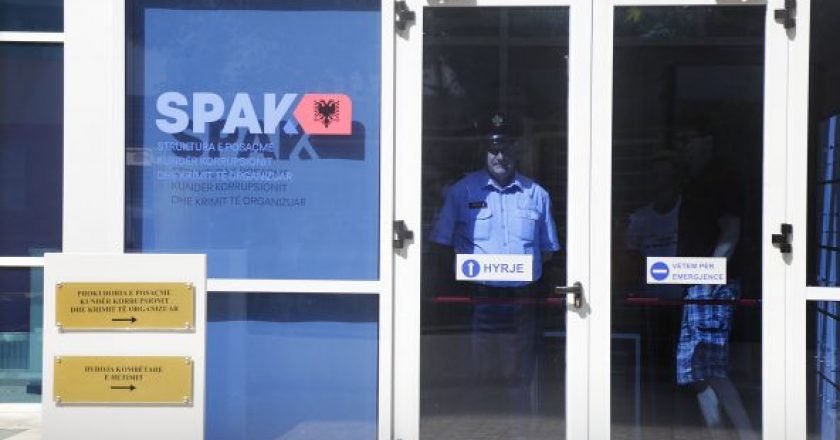 Një punonjës policie duke hapur derën e Prokurorisë së Posaçme, SPAK. Foto LSA