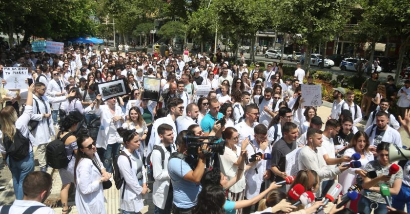 Studentet e mjekesise perballe parlamentit