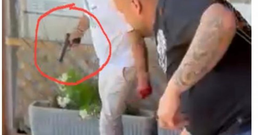 Dhuna barbare në Krujë, vëllai i deputetit të PS me pistoletë në dorë, hesht Policia e Shtetit (VIDEO)