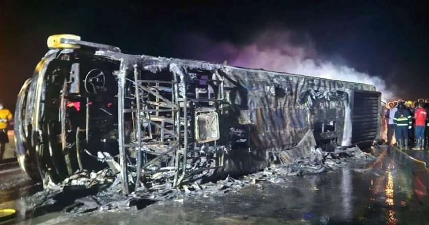 Autobusi i dasmorëve shpërthen në flakë, të paktën 25 të vdekur