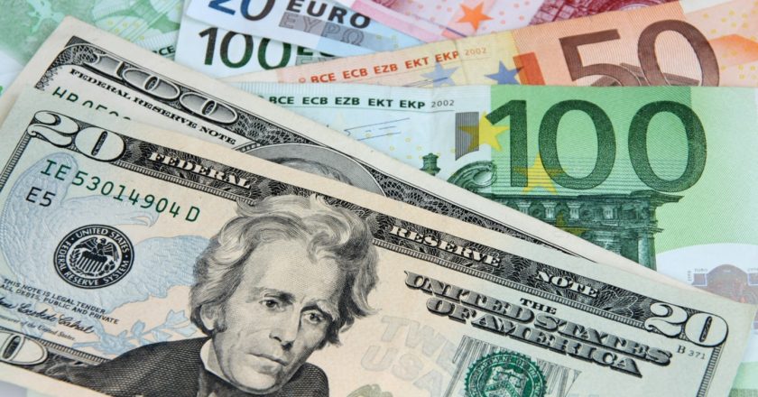 Euro bie poshtë 104 lekëve, Dollari drejt 90 lekëve. Edhe Paundi në nivelin më të ulët historik