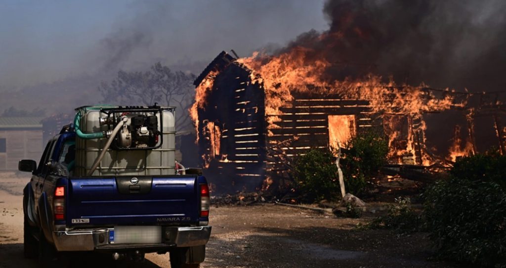 Greqia në emergjencë nga zjarret, digjen shtëpi e makina (VIDEO)
