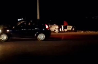 Sarandë, Gjykata e kishte urdhëruar të qëndronte në shtëpi, policia e gjen në makinën e aksidentuar në ‘Gjirokastër-Kakavije’