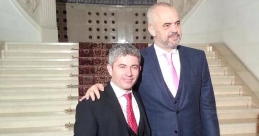 Ilir Rrapaj dhe kryeministri Edi Rama gjatë një takimi në pallatin e Brigadave në kuadrin e nismës “Thuaji Po Shqipërisë”