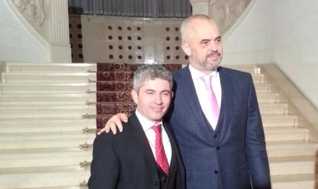 Ilir Rrapaj dhe kryeministri Edi Rama gjatë një takimi në pallatin e Brigadave në kuadrin e nismës “Thuaji Po Shqipërisë” 