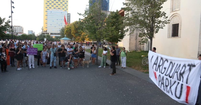 Protesta zhvendoset para bashkisë, aktivistët i kujtojnë Veliajt vdekjen e Ardit Gjoklajt