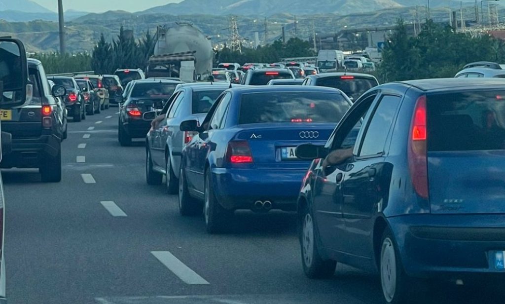 Trafik i rënduar në aksin Tiranë-Elbasan, qindra automjete mbi 1 orë në radhë (FOTO)