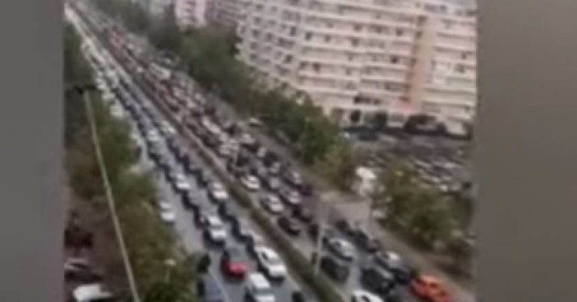 Trafik i rënduar në Vlorë, njerëzit braktisin plazhin