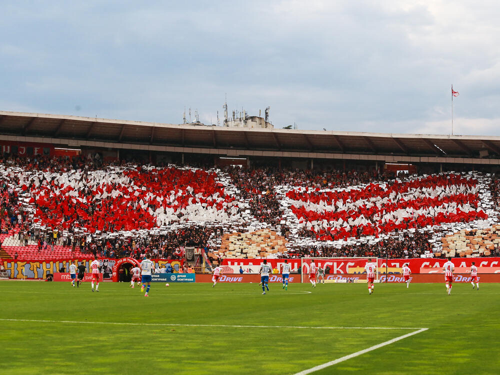 Foto e tifozeve te Yllit te Kuq te Beogradit ne stadium