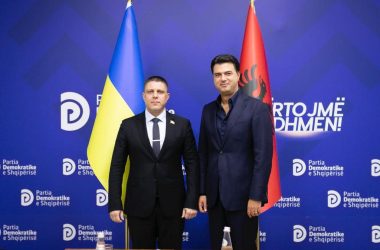 Basha pret delegacionin nga Ukraina, "harron" bluzën si Zelensky