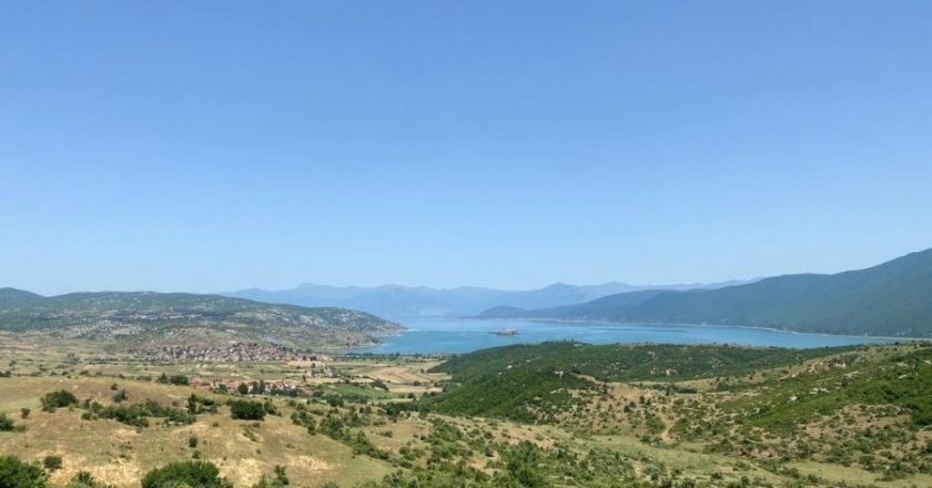 DW: Liqeni i Prespës dhe speciet e tij në rrezik, tri shteteve iu kërkohet zgjidhje