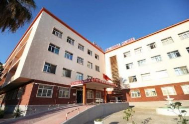 Vlorë, një i ri mbërrin i plagosur në spital